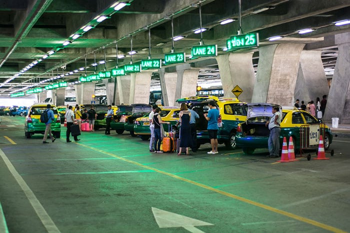 Zona de recogida de los taxis en el aeropuerto de Suvarnabhumi