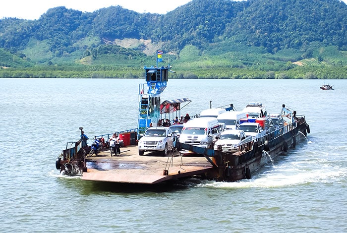 Ferry que hace el viaje entre el territorio continental y Koh Lanta