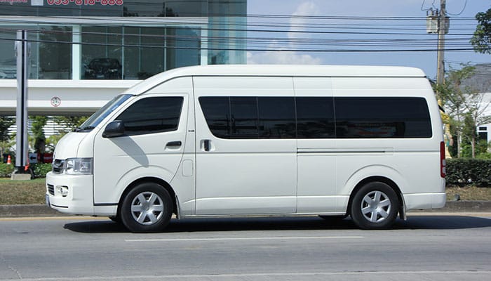 Vehículo de Toyota frecuentemente utilizado como minibús o minivan en Tailandia