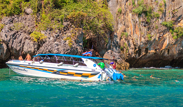 Barco rápido con turistas haciendo buceo en Phi Phi