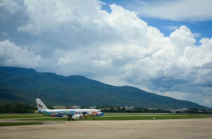 Aeropuerto internacional de Chiang Mai con la montaña Doi Suthep al fondo