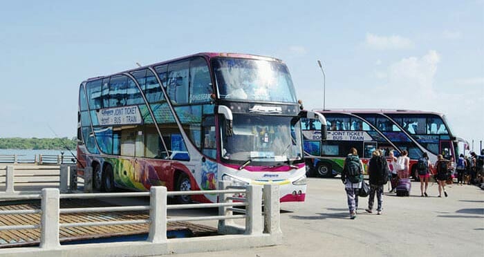 Autobús del puerto de Surat Thani a la estación de trenes