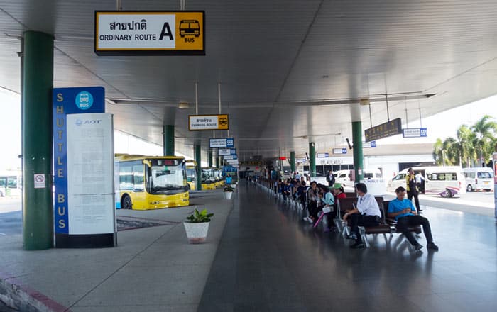 Furgoneta o autobús público del Aeropuerto de Suvarnabhumi a Bangkok
