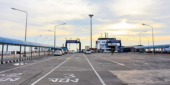 Muelle de ferry para coches Surat Thani Thong Sala
