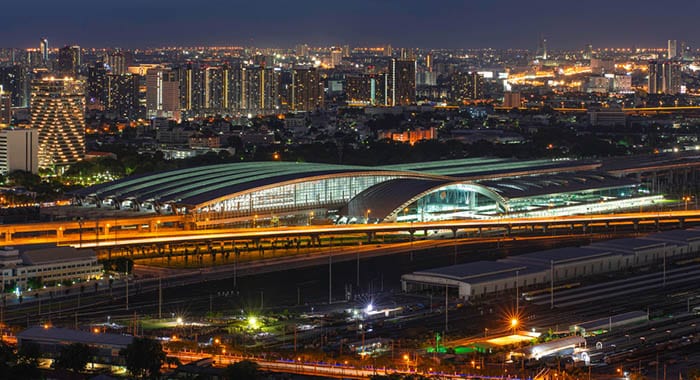 Vista aérea de la terminal central Krung Thep Aphiwat y los edificios de oficinas circundantes bajo un cielo crepuscular en Bangkok, Tailandia