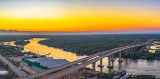 Fotografía aérea puesta de sol sobre el puente Sri Surat que cruza el río Tapee Surat Thani Tailandia